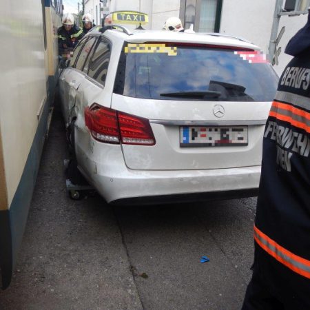 Taxi zwischen Zug und Grundstücksmauer eingeklemmt - ÖBFV