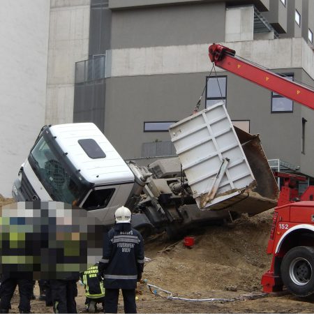 Vollbeladener Lkw Kippt Auf Baustelle Um – ÖBFV